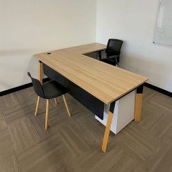 L-shaped office desk In Very Good condition