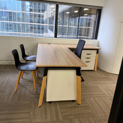 L-shaped office desk In Very Good condition