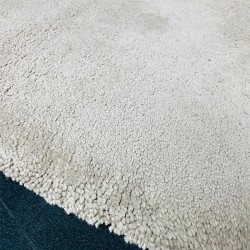 White Round Carpet In Good Condition 