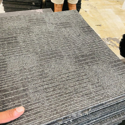 Black floor Mat In Good Condition 