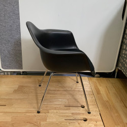 Eames Plastic Armchair DAX