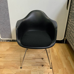 Eames Plastic Armchair DAX