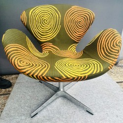 Swan Chair In Good Condition