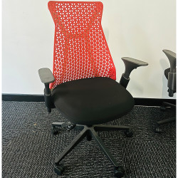 DIAMI ergonomic and stylish office chair In Good Condition