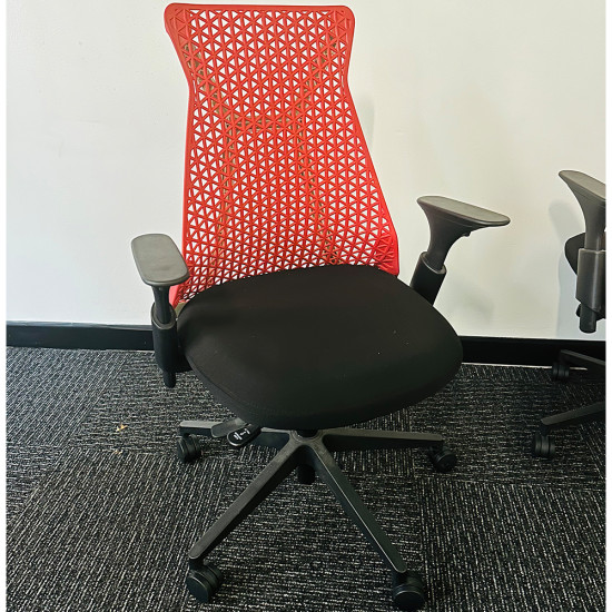 DIAMI ergonomic and stylish office chair In Good Condition