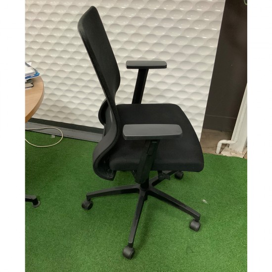 Mesh Back Office Chair In Good Condition