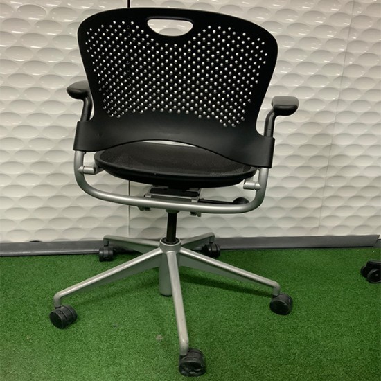 Herman Miller Caper Multipurpose Chair in Black Mesh Seat Grey Star Base In Good Condition