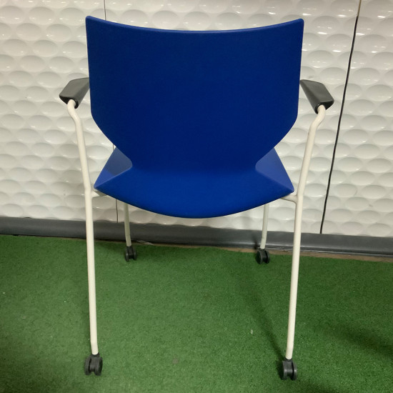 Konfurb Fly 4 Sled Base Chair White shell/White Powder Coat Frame