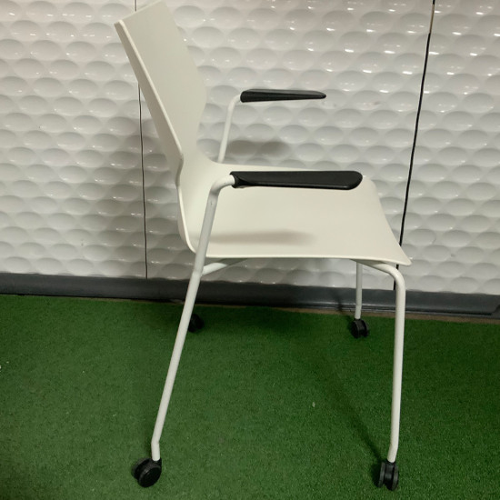 Konfurb Fly 4 Sled Base Chair White shell/White Powder Coat Frame