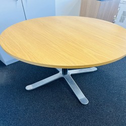 Knoll Round Table