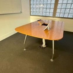 Modern Conference Room Table In Good Condition