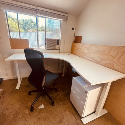 Height Adjustable Corner Desk in Good Condition